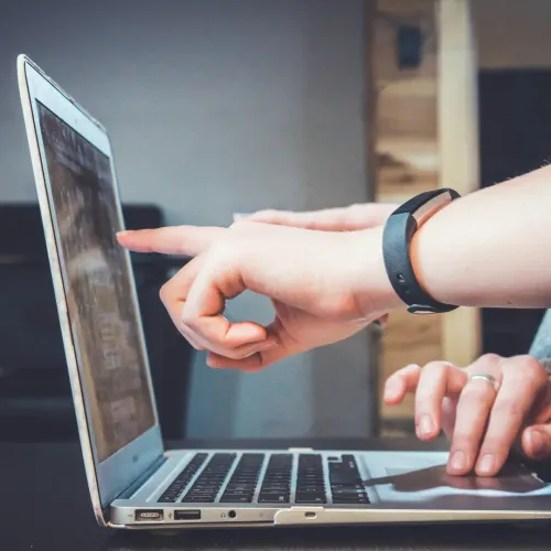 Wskazanie palcem na ekranie laptopa, jakie są możliwości działania w sieci dla firm